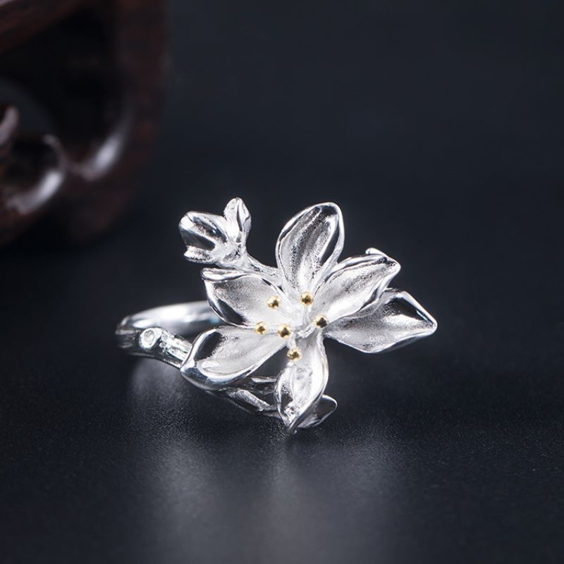 木蓮のリング - ギフトとしても喜ばれること間違いなしの一品 R358