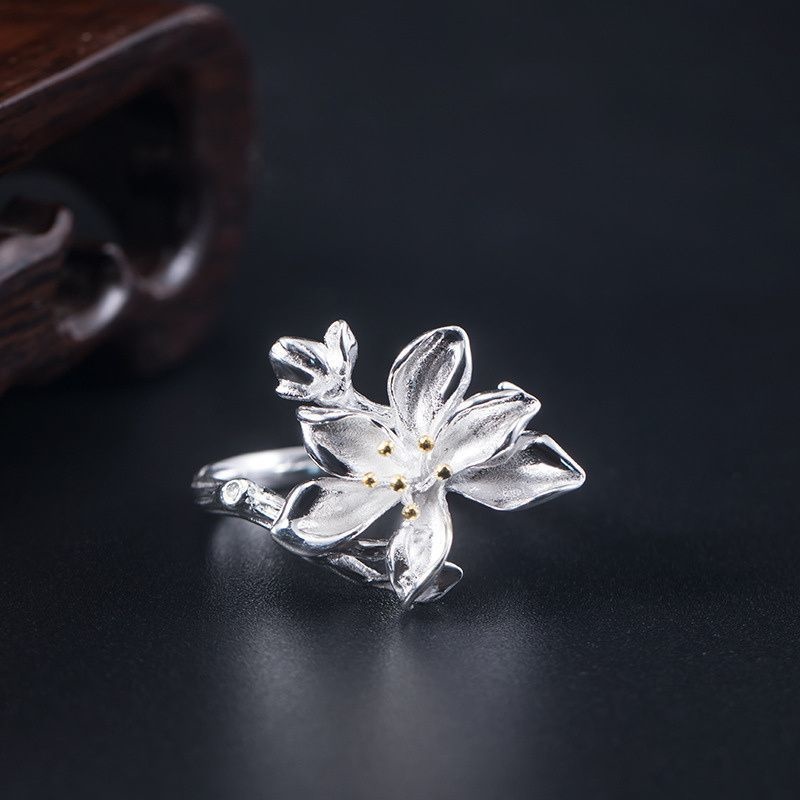 木蓮のリング - ギフトとしても喜ばれること間違いなしの一品 R358