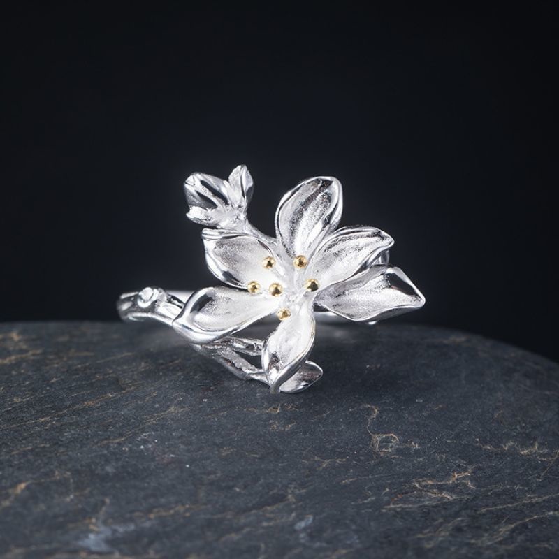 木蓮のリング - ギフトとしても喜ばれること間違いなしの一品 R358