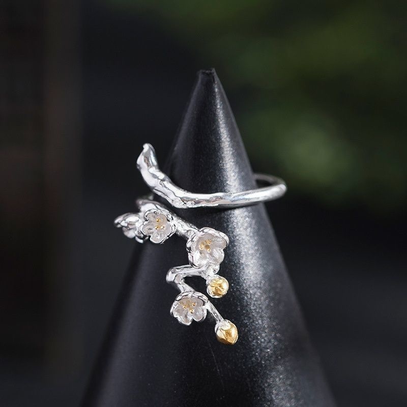 梅の花のリング - 伝統的な美しさと現代的なデザインが見事に融合 R359