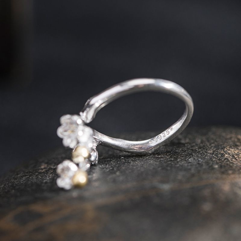 梅の花のリング - 伝統的な美しさと現代的なデザインが見事に融合 R359