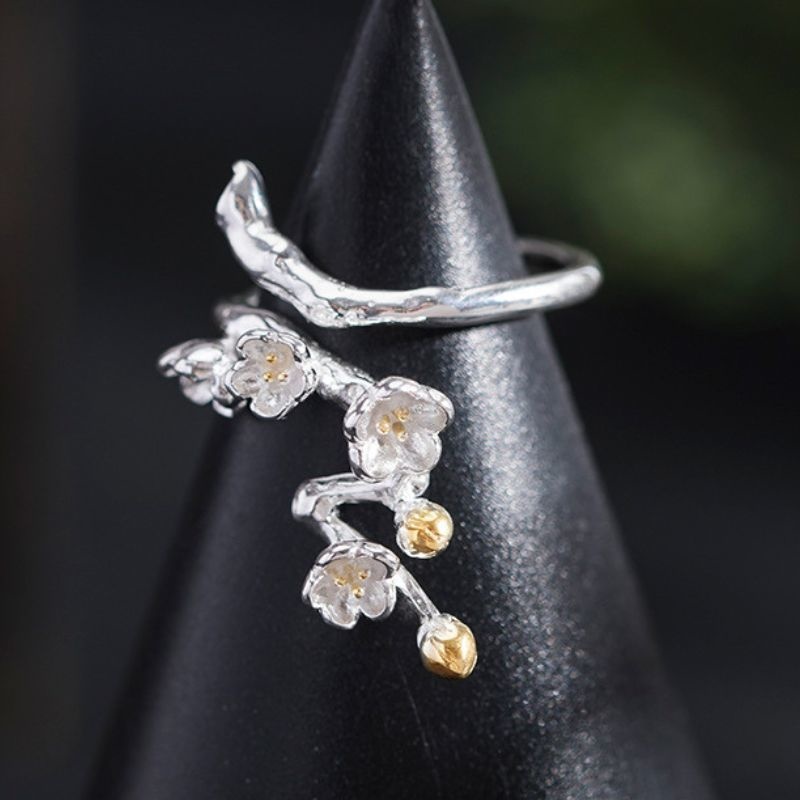 梅の花のリング - 伝統的な美しさと現代的なデザインが見事に融合 R359