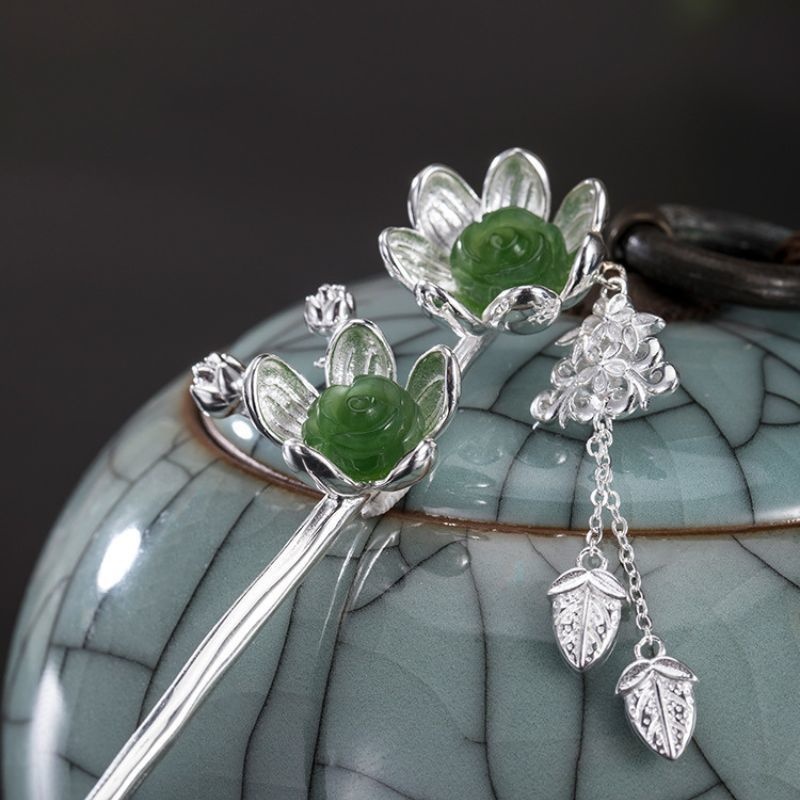 梅の花のかんざし - 梅の花びらが風に揺れる様子を思わせる K162