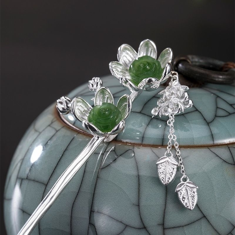 梅の花のかんざし - 梅の花びらが風に揺れる様子を思わせる K162