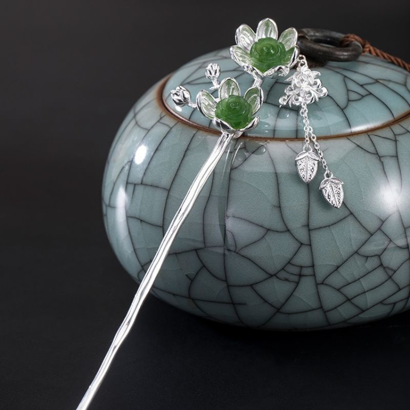 梅の花のかんざし - 梅の花びらが風に揺れる様子を思わせる K162