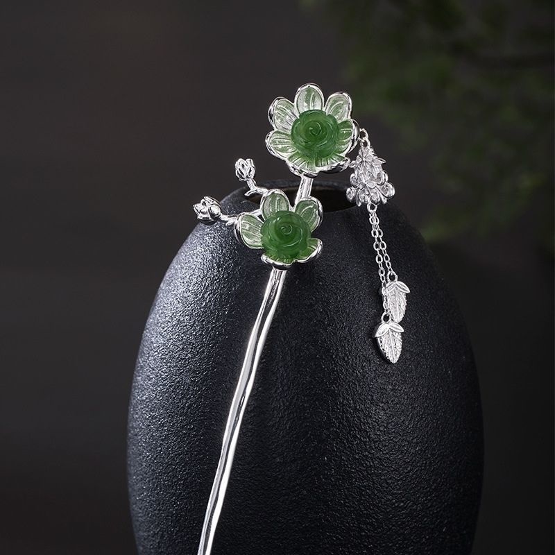 梅の花のかんざし - 梅の花びらが風に揺れる様子を思わせる K162