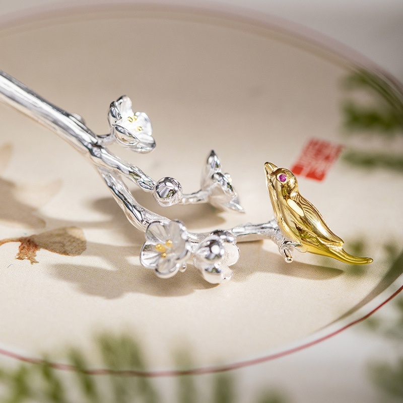 梅の花と鳥のかんざし - まるで陽光を浴びて輝いているかのように K165