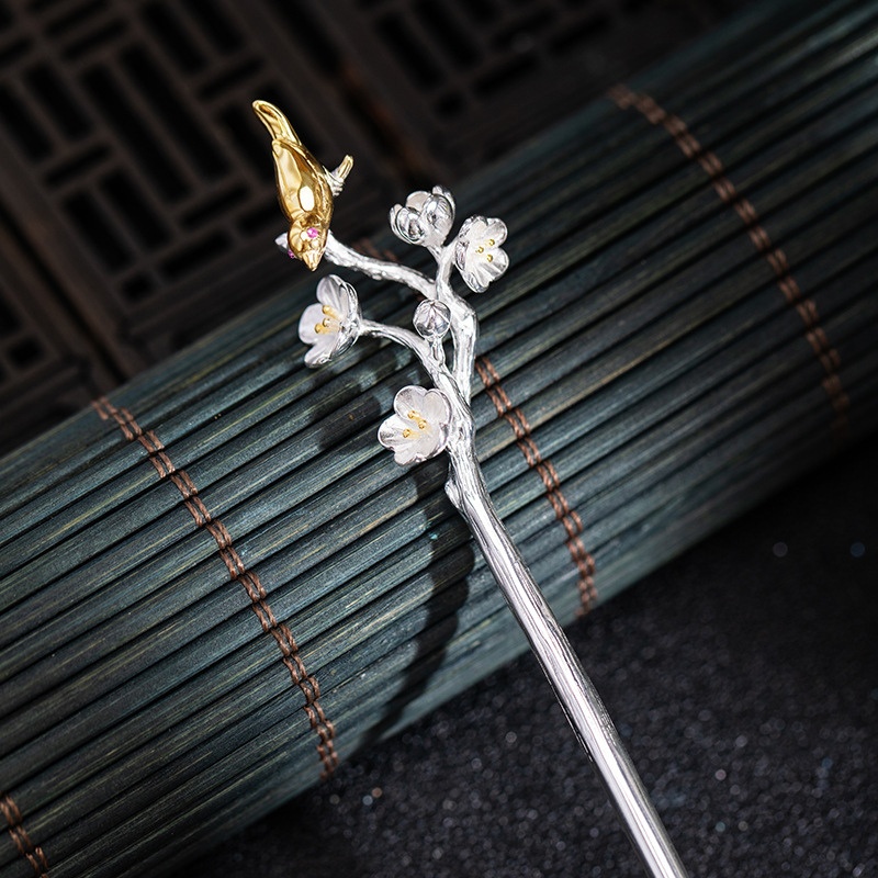 梅の花と鳥のかんざし - まるで陽光を浴びて輝いているかのように K165