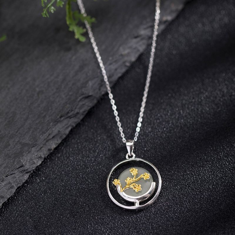 梅の花のペンダント - シルバーがネフライトの色合いを引き立る N110