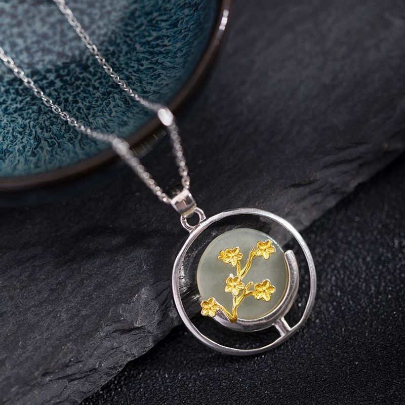 梅の花のペンダント - シルバーがネフライトの色合いを引き立る N110