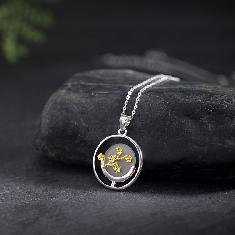 梅の花のペンダント - シルバーがネフライトの色合いを引き立る N110