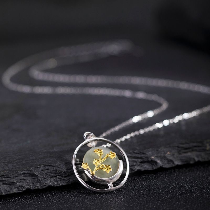 梅の花のペンダント - シルバーがネフライトの色合いを引き立る N110