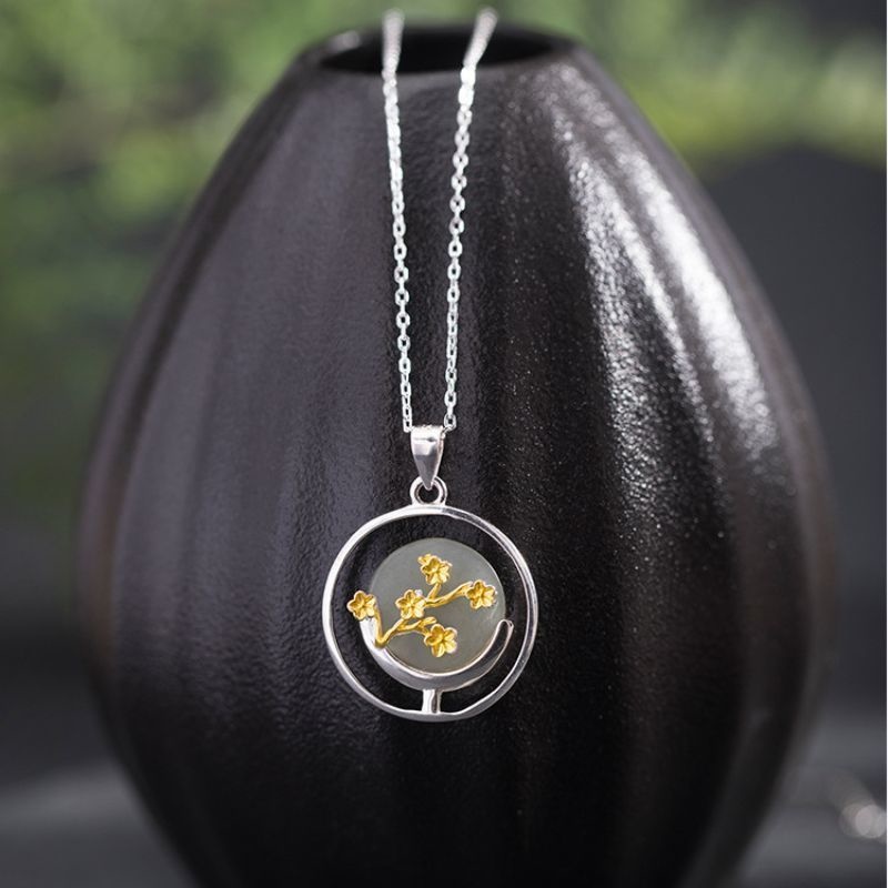 梅の花のペンダント - シルバーがネフライトの色合いを引き立る N110