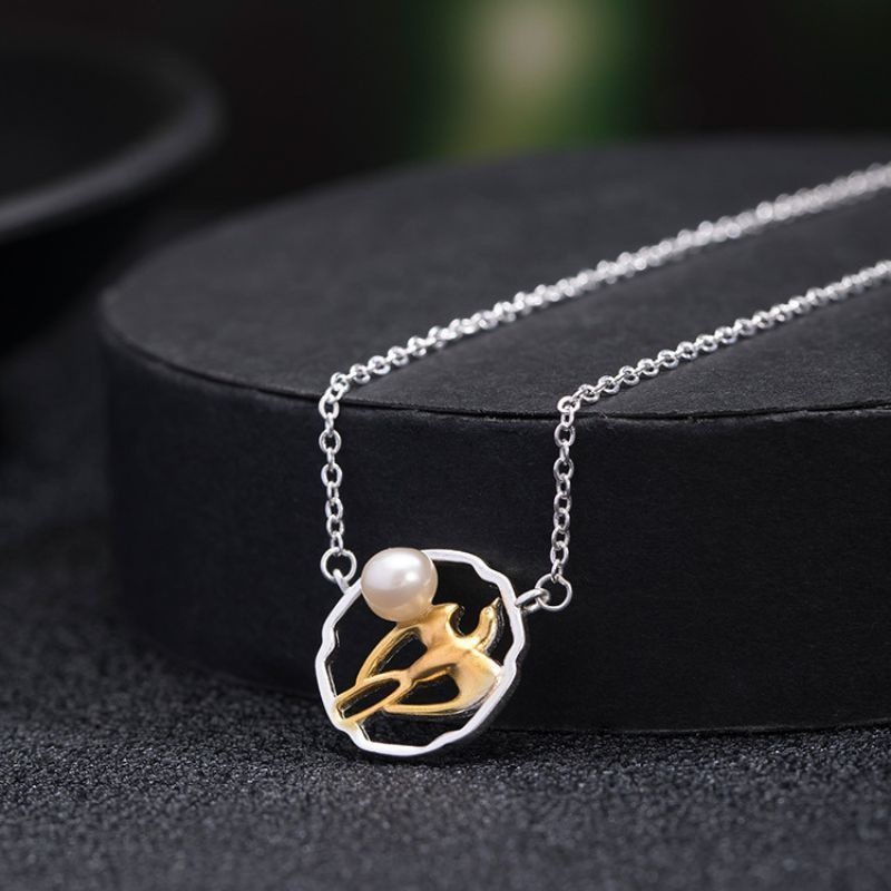 燕のペンダント - パールをあしらうことで空を舞う燕の優雅さを表現  N111