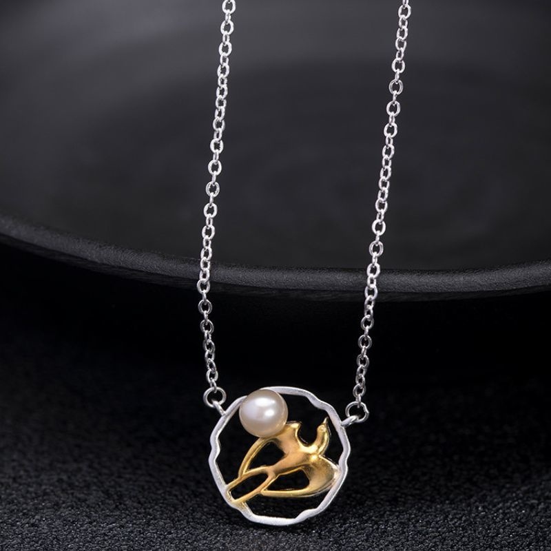 燕のペンダント - パールをあしらうことで空を舞う燕の優雅さを表現  N111