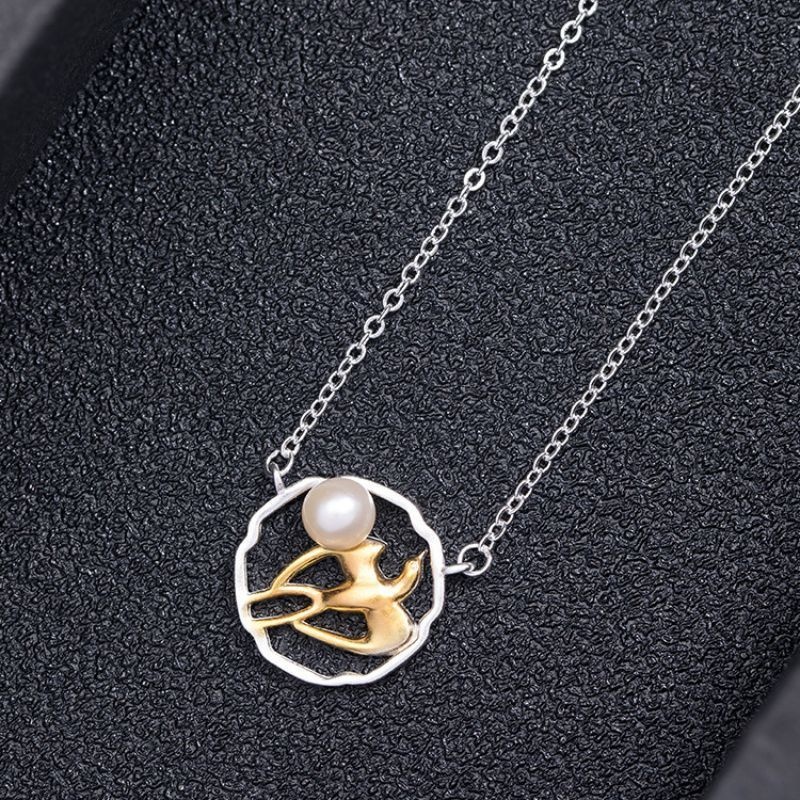 燕のペンダント - パールをあしらうことで空を舞う燕の優雅さを表現  N111