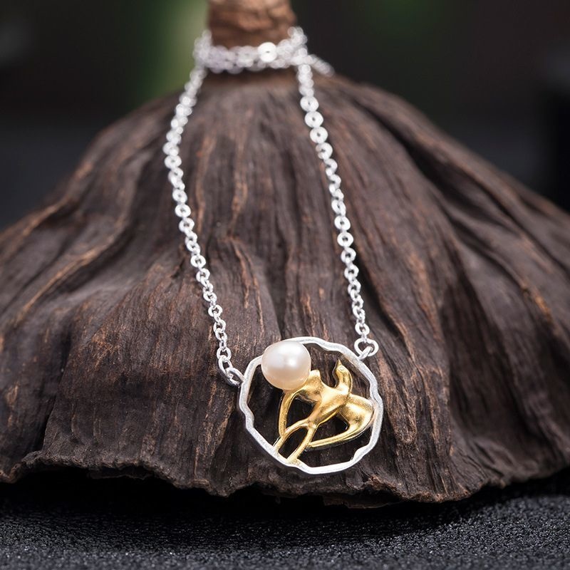 燕のペンダント - パールをあしらうことで空を舞う燕の優雅さを表現  N111