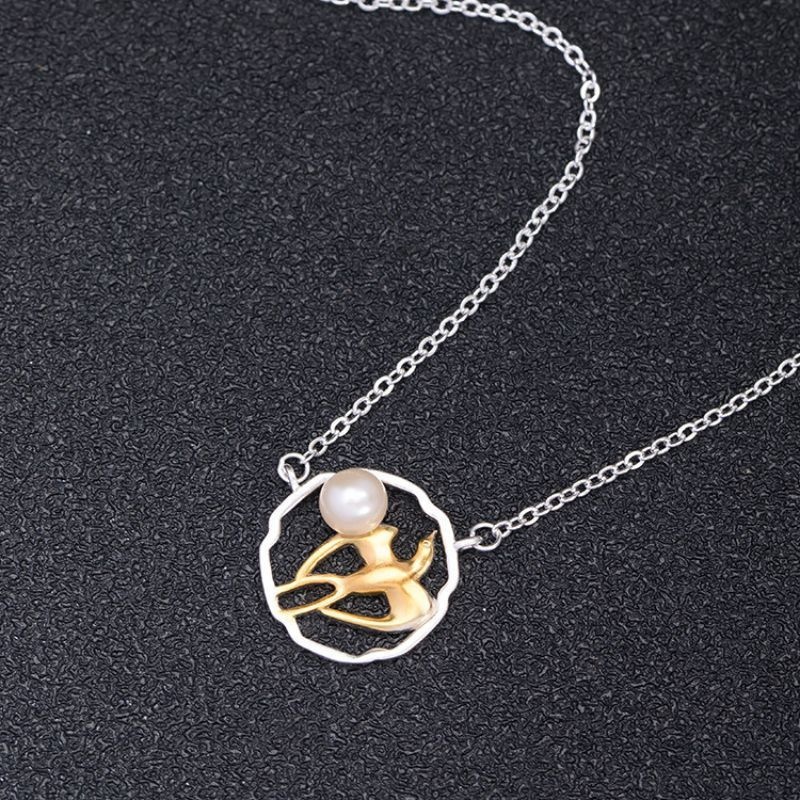 燕のペンダント - パールをあしらうことで空を舞う燕の優雅さを表現  N111