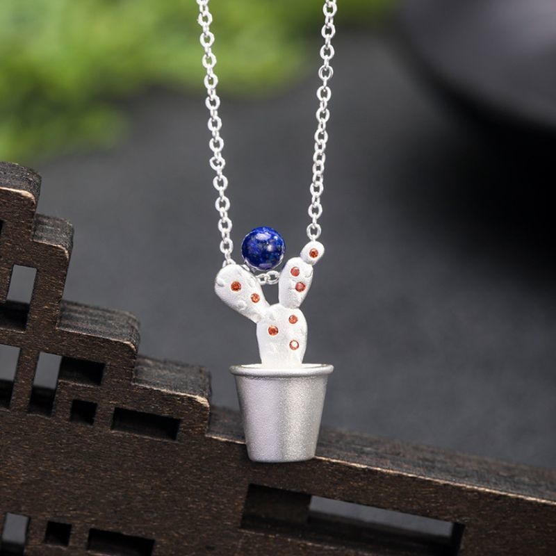 サボテンのペンダント - 青色のラピスラズリがペンダントに豊かな色合い N112