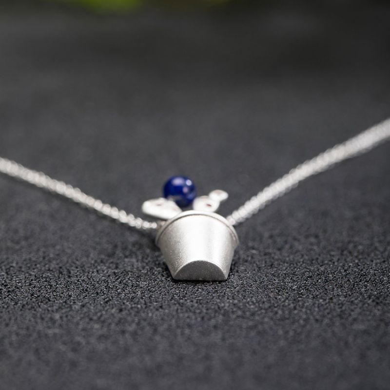 サボテンのペンダント - 青色のラピスラズリがペンダントに豊かな色合い N112