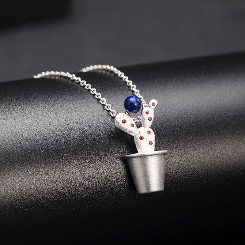 サボテンのペンダント - 青色のラピスラズリがペンダントに豊かな色合い N112