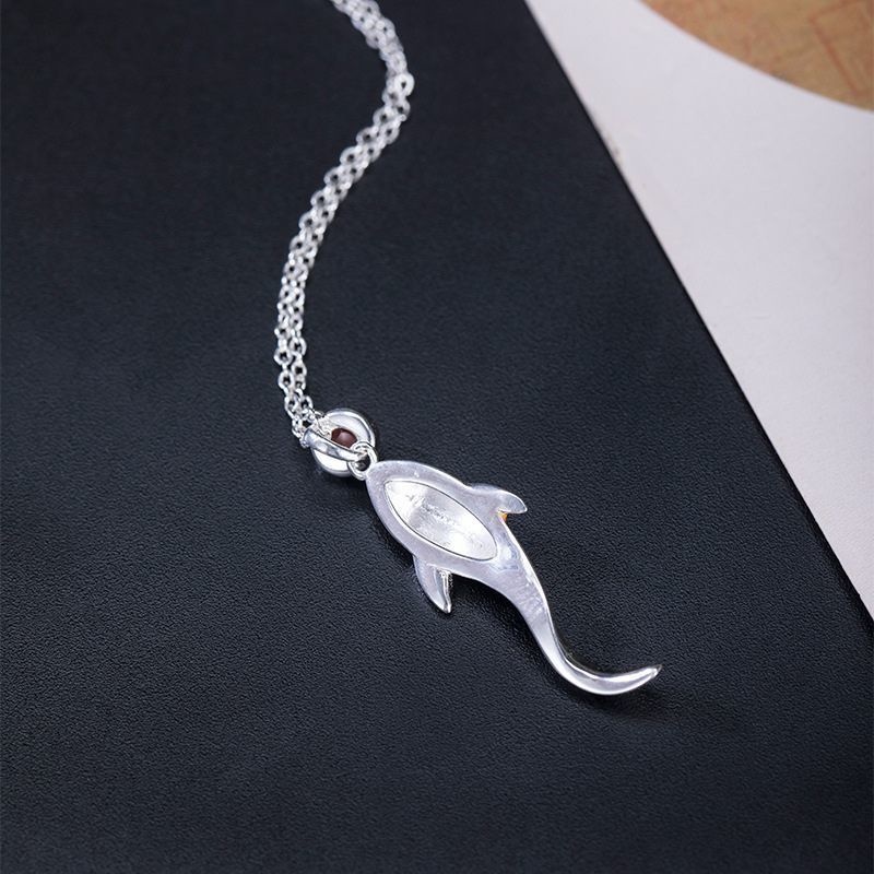 鯉のペンダント - 鮮やかな赤を基調にし、動きのあるデザイン N120