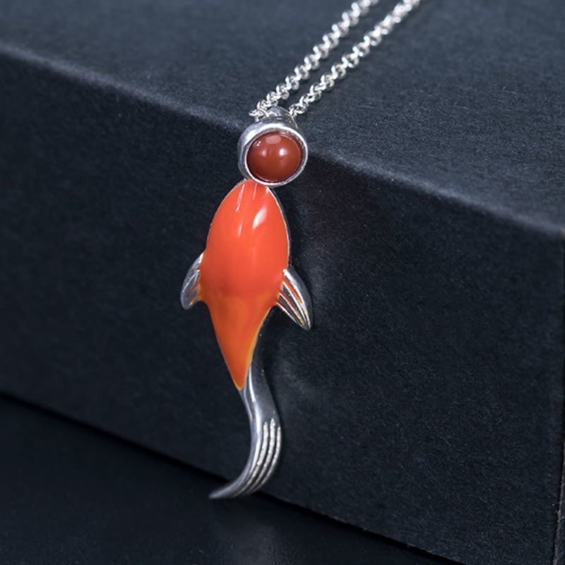 鯉のペンダント - 鮮やかな赤を基調にし、動きのあるデザイン N120