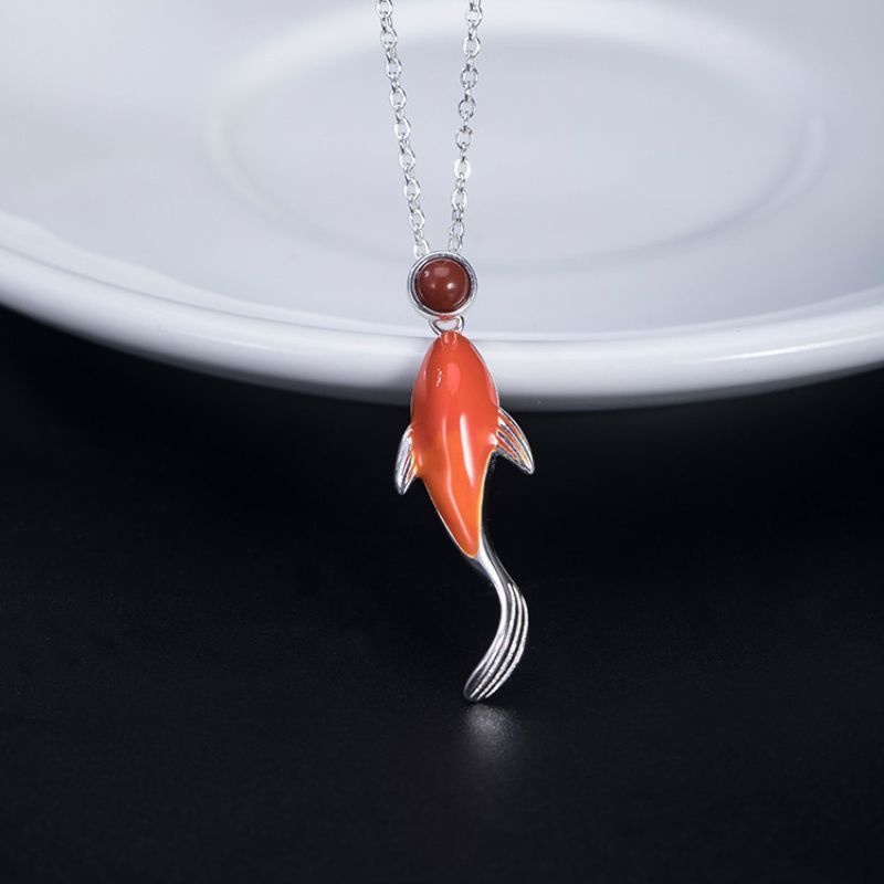 鯉のペンダント - 鮮やかな赤を基調にし、動きのあるデザイン N120