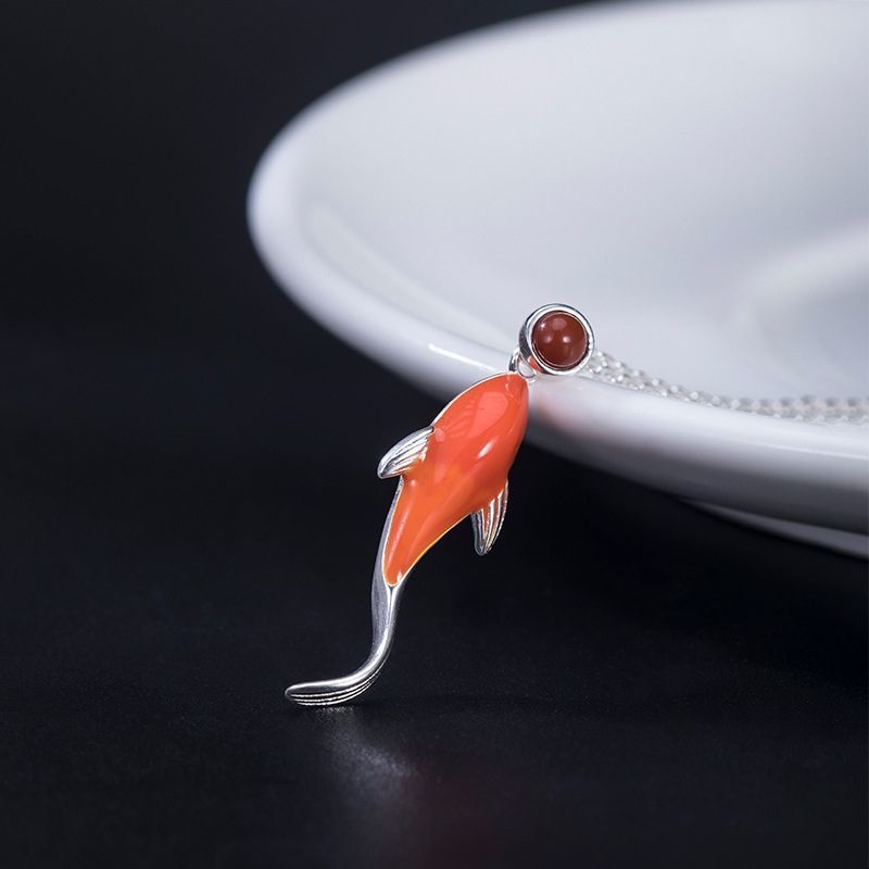 鯉のペンダント - 鮮やかな赤を基調にし、動きのあるデザイン N120