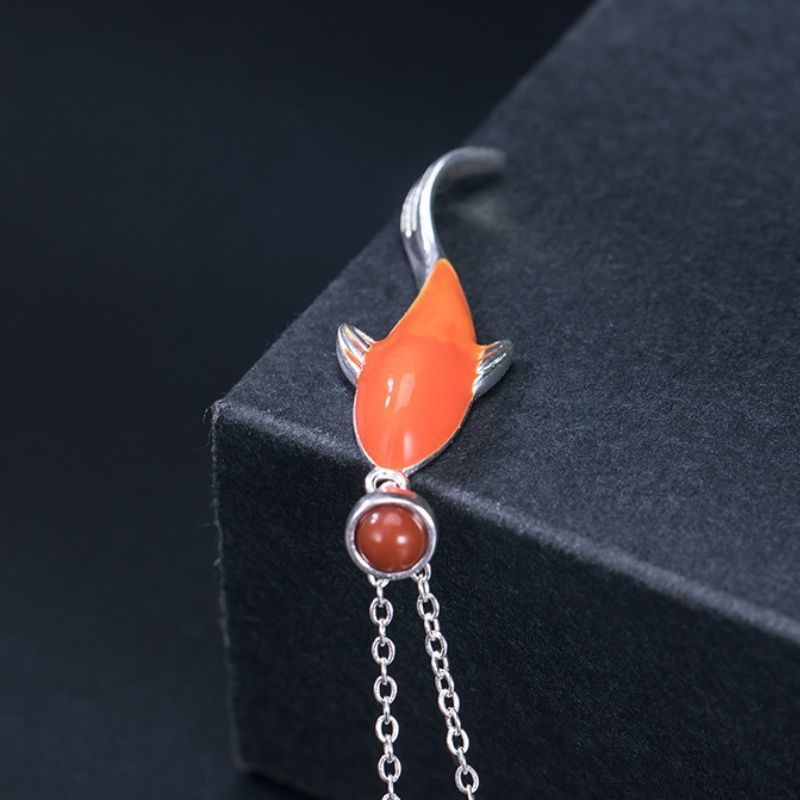 鯉のペンダント - 鮮やかな赤を基調にし、動きのあるデザイン N120