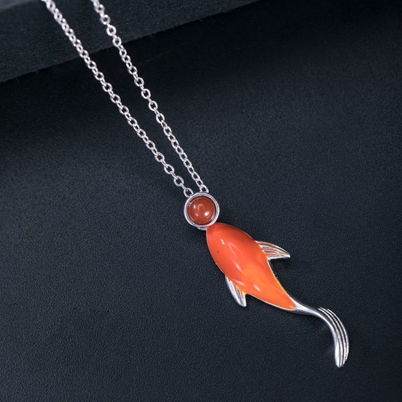 鯉のペンダント - 鮮やかな赤を基調にし、動きのあるデザイン N120