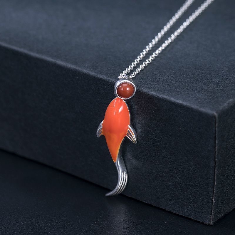 鯉のペンダント - 鮮やかな赤を基調にし、動きのあるデザイン N120