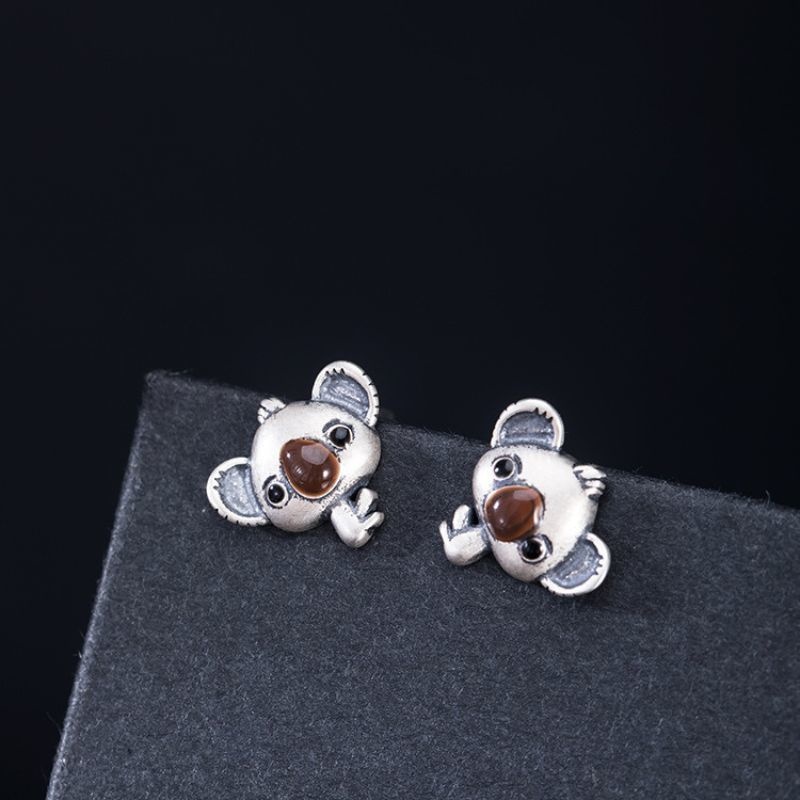 コアラのピアス - 小さなコアラの顔が愛らしくデザイン P157