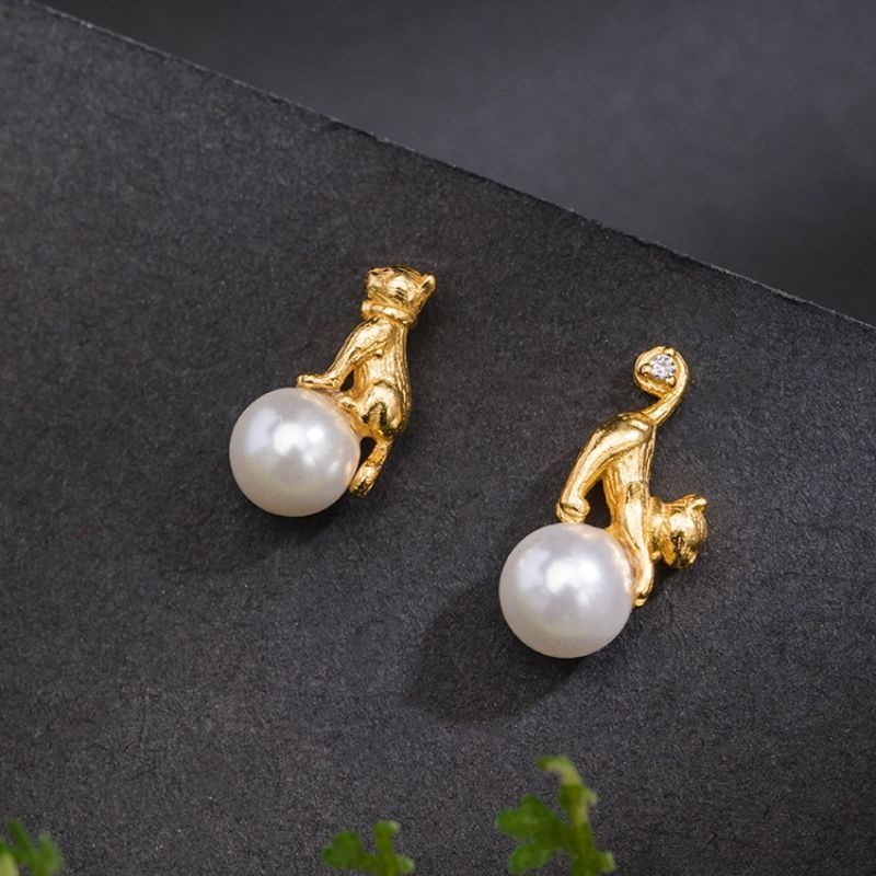 猫のピアス - 猫がボールで遊んでいる姿をリアルに表現した P158