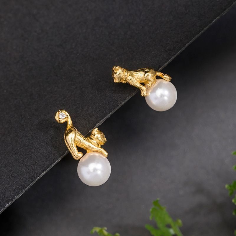 猫のピアス - 猫がボールで遊んでいる姿をリアルに表現した P158