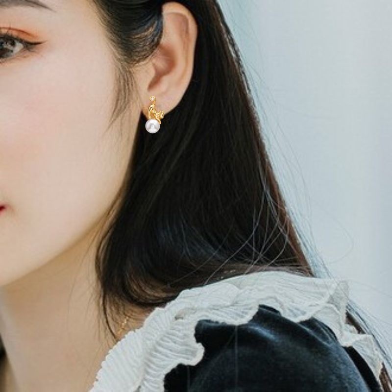 猫のピアス - 猫がボールで遊んでいる姿をリアルに表現した P158