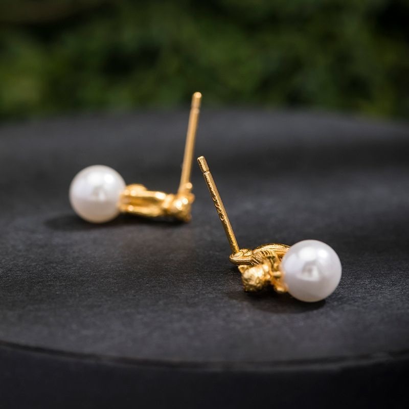 猫のピアス - 猫がボールで遊んでいる姿をリアルに表現した P158