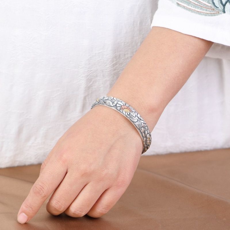 牡丹のバングル - 職人の手による精巧な彫金技術が光る B078