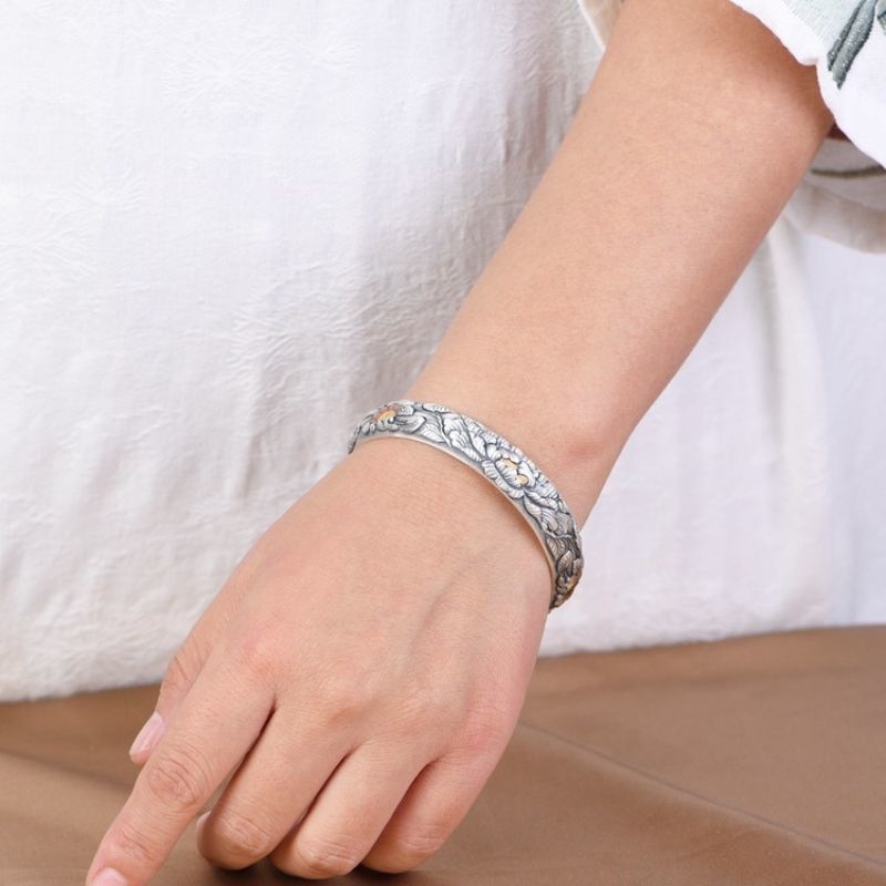 牡丹のバングル - 職人の手による精巧な彫金技術が光る B078