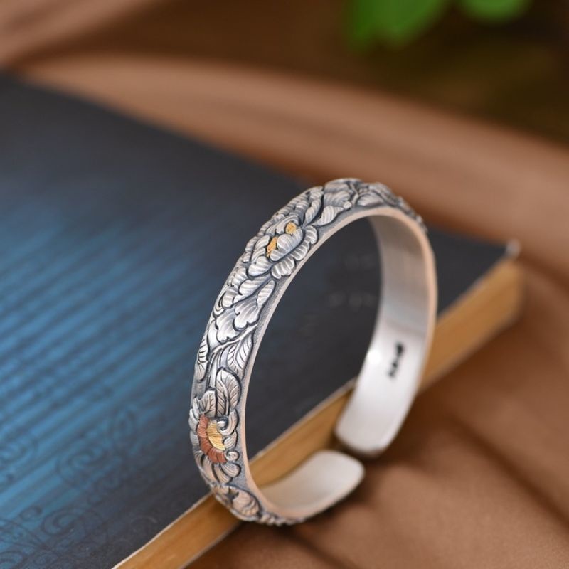 牡丹のバングル - 職人の手による精巧な彫金技術が光る B078