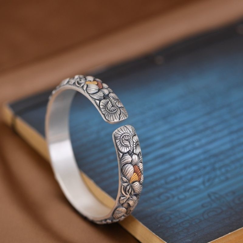 牡丹のバングル - 職人の手による精巧な彫金技術が光る B078