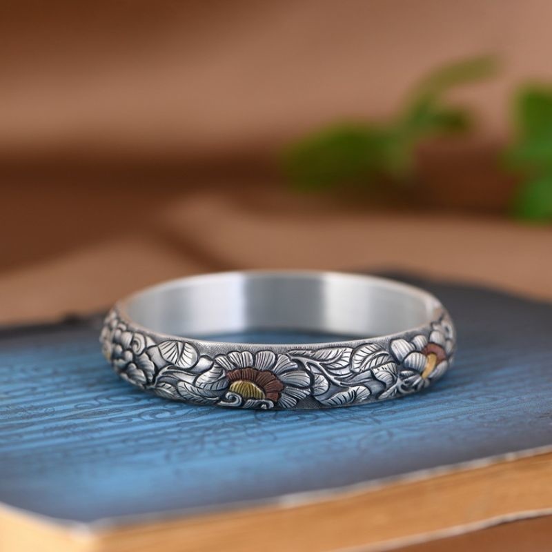 牡丹のバングル - 職人の手による精巧な彫金技術が光る B078