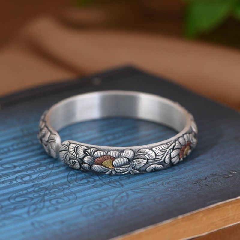 牡丹のバングル - 職人の手による精巧な彫金技術が光る B078