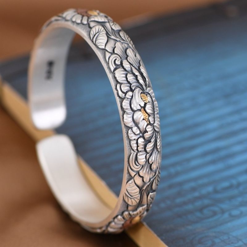 牡丹のバングル - 職人の手による精巧な彫金技術が光る B078