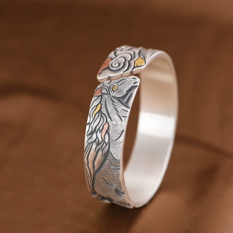 駿馬のバングル - 時を超えるエレガンスと力強さの象徴 B079