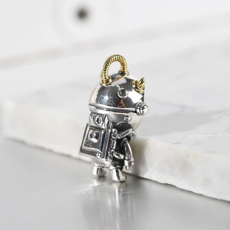 宇宙飛行士ペンダント - カイヤナイトの深い青が宇宙の神秘を映し出す N143