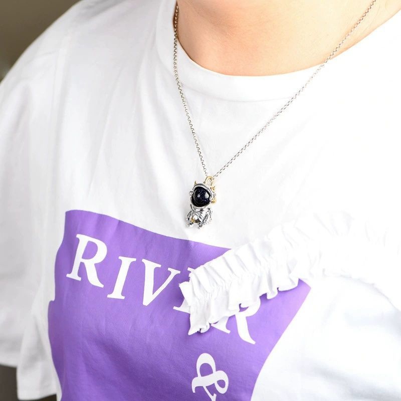 宇宙飛行士ペンダント - カイヤナイトの深い青が宇宙の神秘を映し出す N143