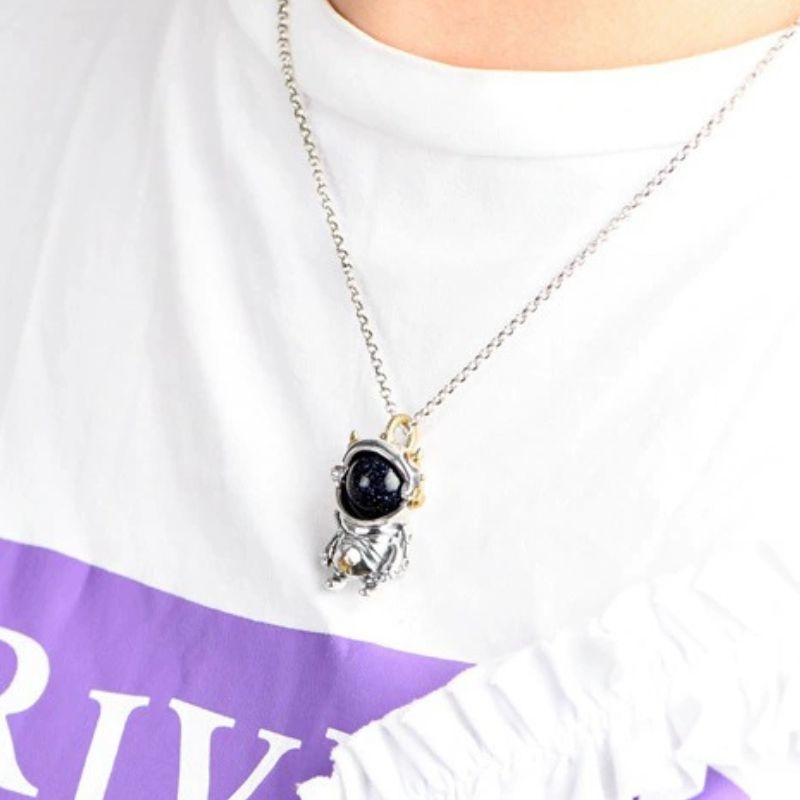 宇宙飛行士ペンダント - カイヤナイトの深い青が宇宙の神秘を映し出す N143