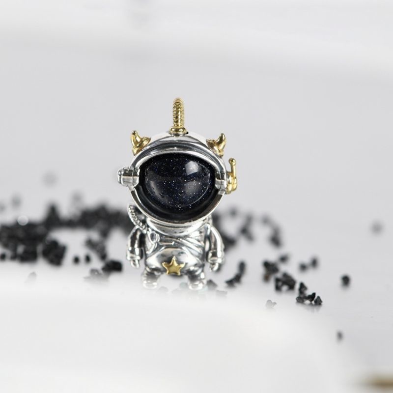 宇宙飛行士ペンダント - カイヤナイトの深い青が宇宙の神秘を映し出す N143