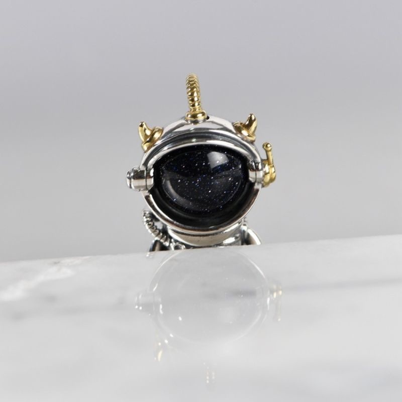 宇宙飛行士ペンダント - カイヤナイトの深い青が宇宙の神秘を映し出す N143